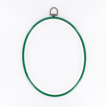 Charger l&#39;image dans la galerie, Cercle à broder ovale en plastique - 20 x 25 cm - Vert
