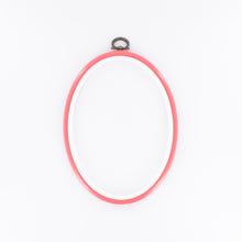 Charger l&#39;image dans la galerie, Cercle à broder ovale en plastique - Vieux rose - 13 x 17 cm

