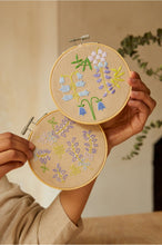 Charger l&#39;image dans la galerie, Kit Mindful making - DMC - Broderie - Senteur printanière
